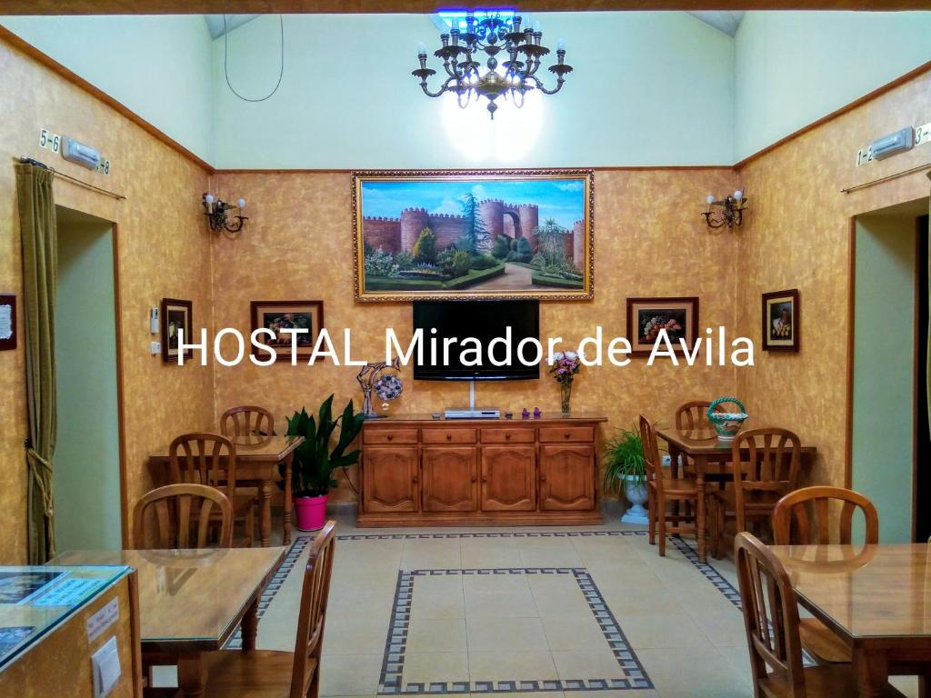 - une salle à manger avec une table et des chaises dans l'établissement Hostal Mirador de Avila, à Ávila