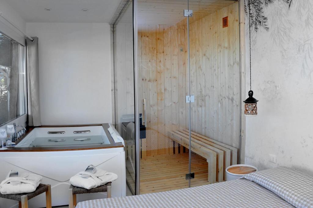 a kitchen with a stove and a shower in a room at Tenuta l'Alba di Monte Matino - Mobil Home in Otranto