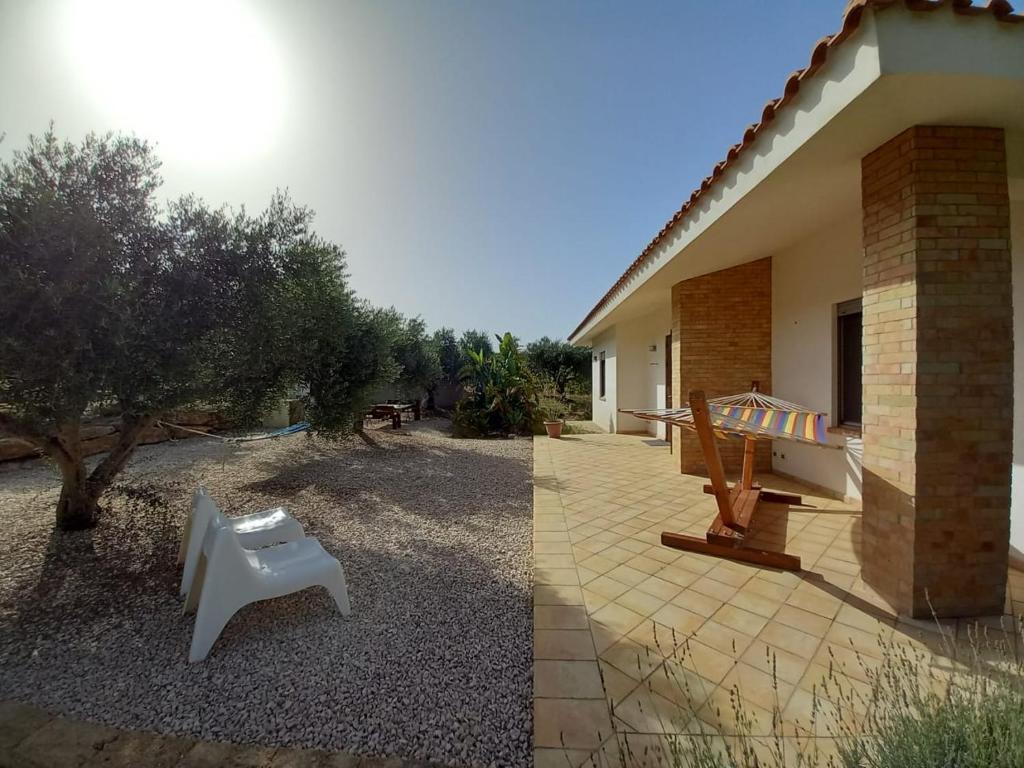 two pictures of a house with a patio at Casa vacanza Nocellara in Menfi