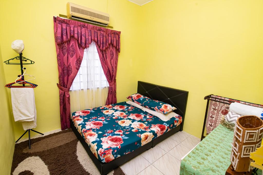 Postel nebo postele na pokoji v ubytování Tamu Nor Homestay Kuantan