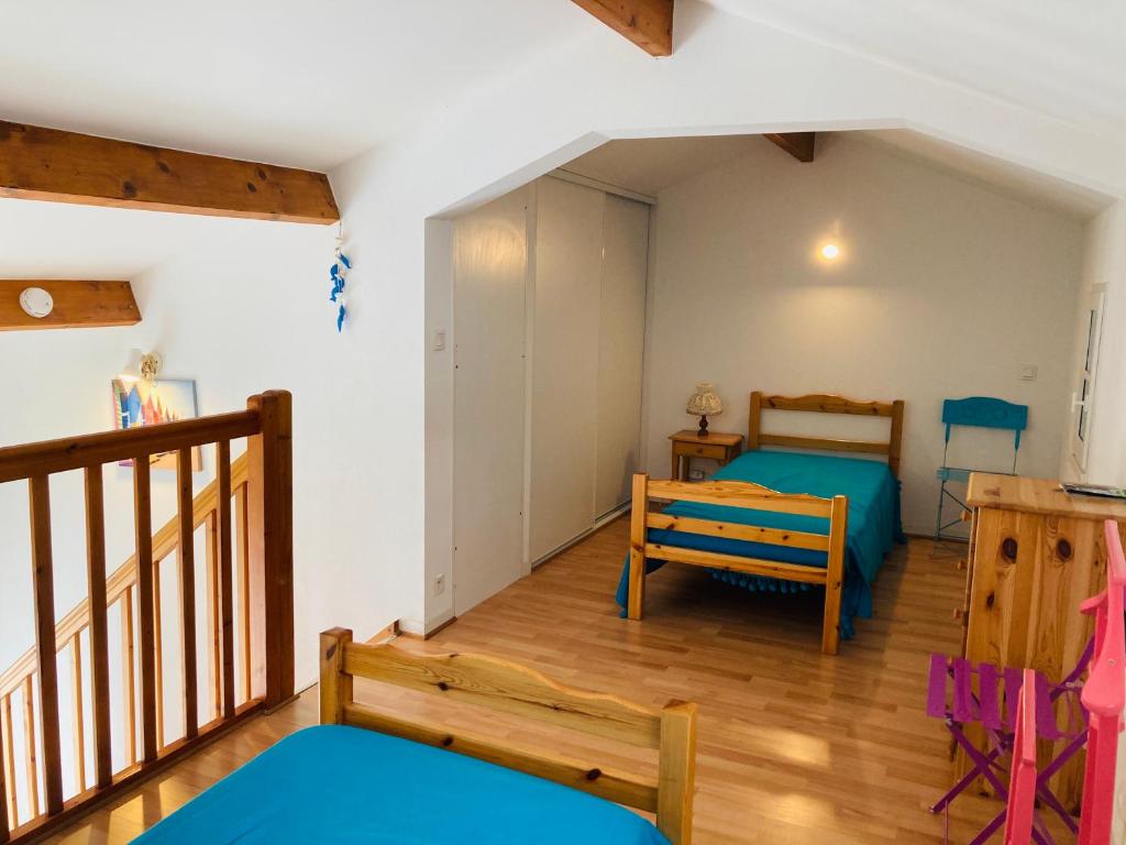 une chambre avec un lit et un escalier dans l'établissement Maison du lac, golf et océan à 100m, à Saint-Jean-de-Monts