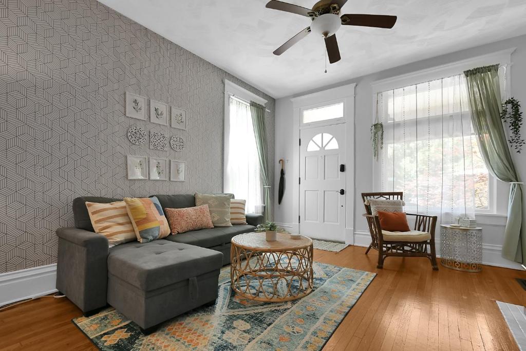 uma sala de estar com um sofá e uma ventoinha de tecto em Modern Boho Stylish 1BR Near DT on Historic Street em Columbus