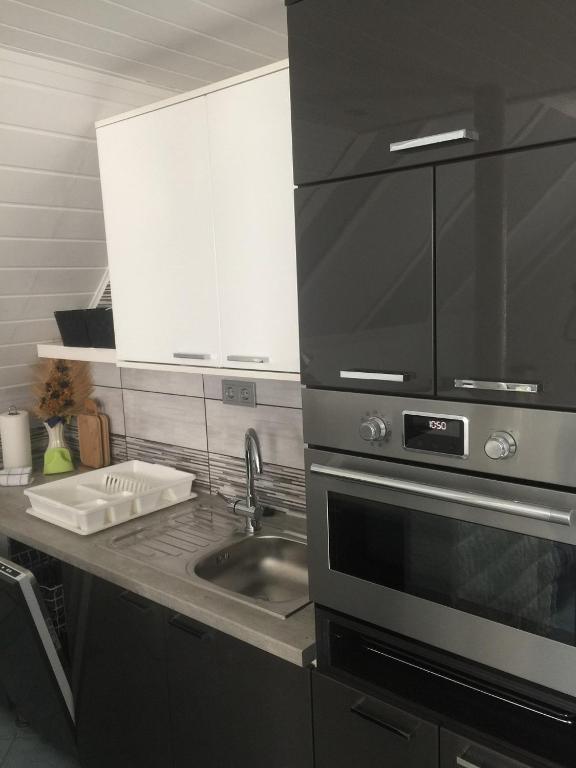 Kuchyňa alebo kuchynka v ubytovaní Gyöngyi Apartman