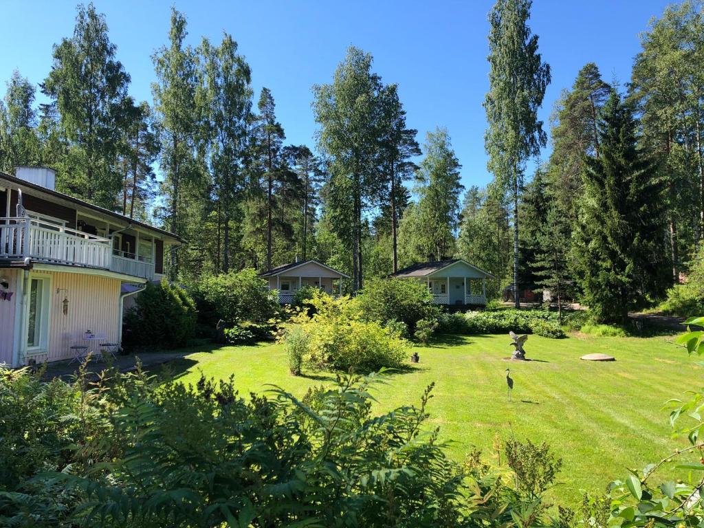 Blick auf einen Hof mit Häusern und Bäumen in der Unterkunft Juhlamenot Oy in Söderkulla