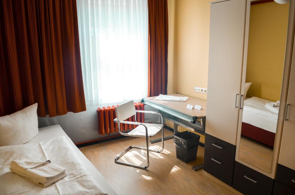 Haus des Volkes - Das Bauhaushotel - Economy Double Room With Shared Bathroom