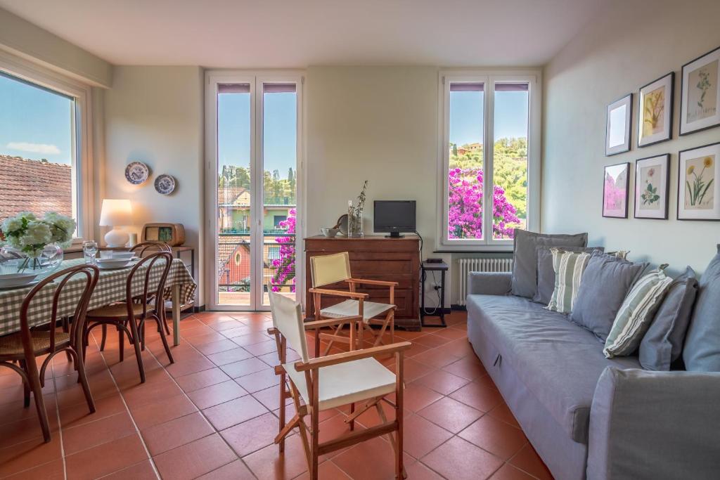 salon z kanapą i stołem w obiekcie LA BOUGAINVILLE Relax, Giardino e Parcheggio w mieście Santa Margherita Ligure