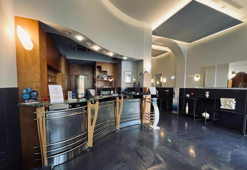 a bar with black counter tops in a room at Best Western Hotel Plaza in Naples