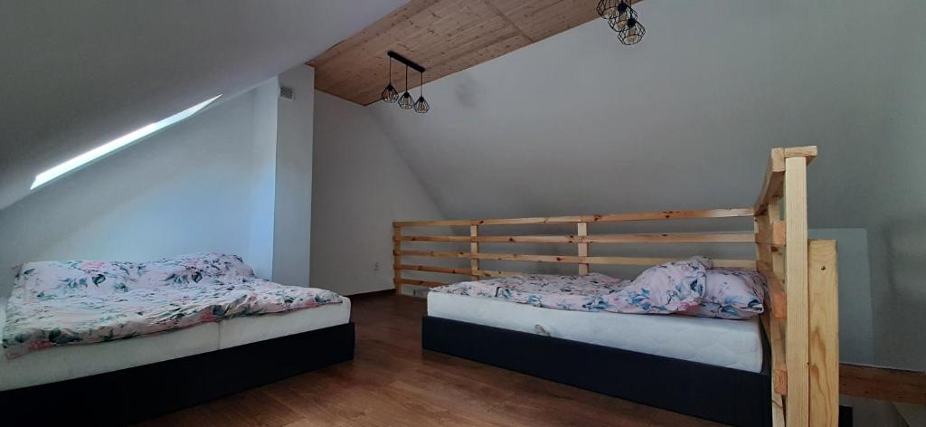een slaapkamer met 2 stapelbedden op een zolder bij Agroturystyka Kluki u Tosi in Smołdzino