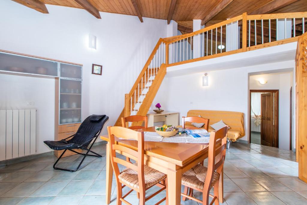 - une salle à manger avec une table et des chaises en bois dans l'établissement Reparata, à Capo Testa