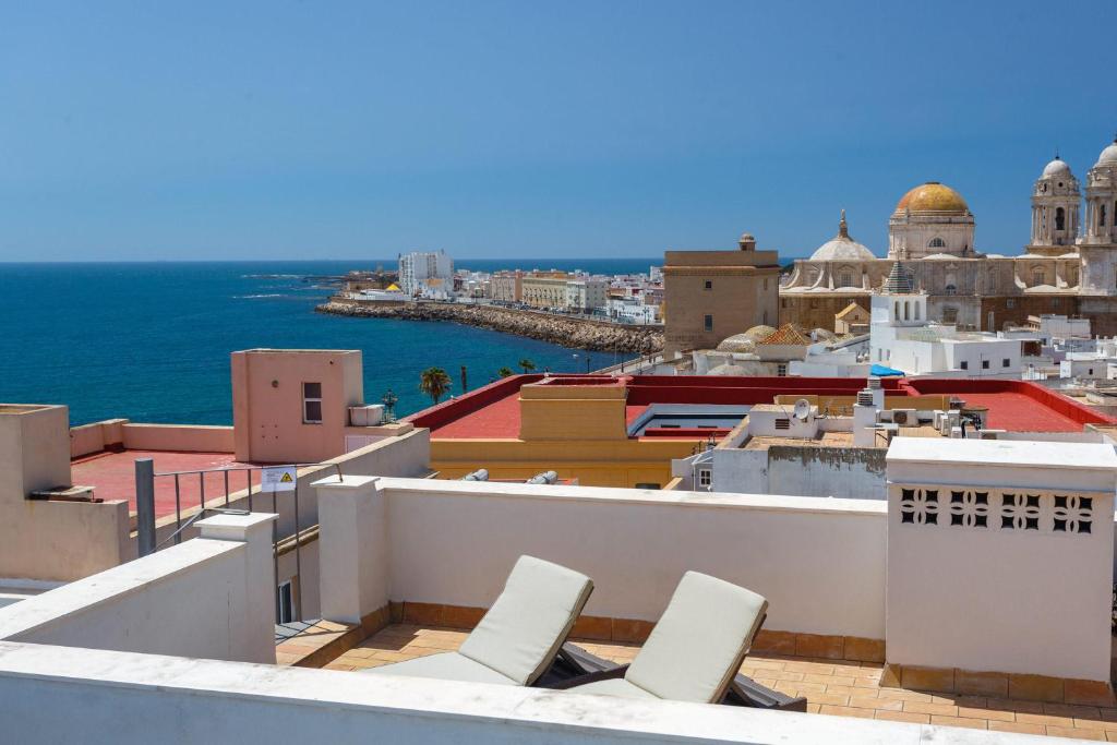 - une vue depuis le toit d'un bâtiment avec des chaises dans l'établissement Atico del Buen CANTAOR by Cadiz4Rentals, à Cadix
