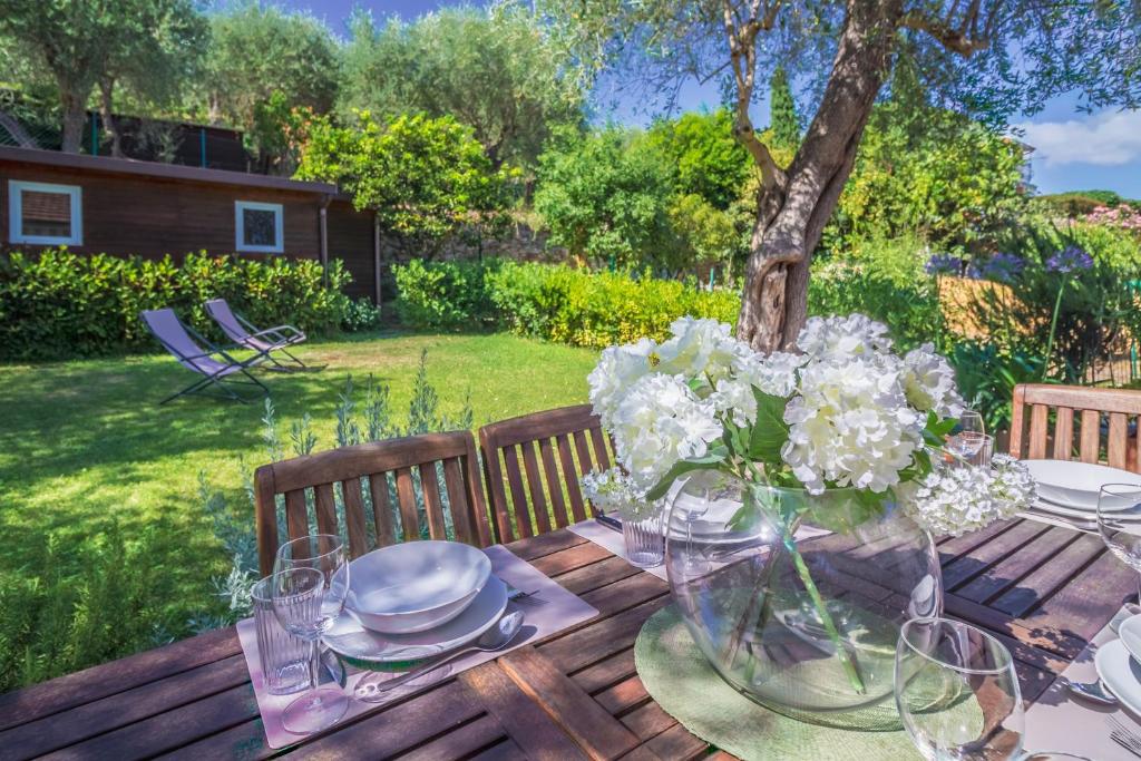 Ogród w obiekcie LA BOUGAINVILLE Relax, Giardino e Parcheggio