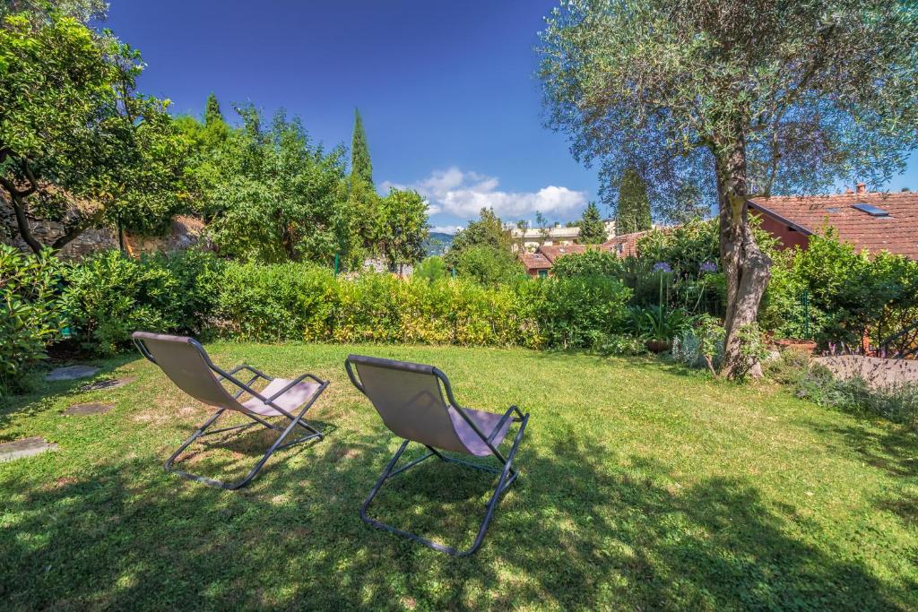 dos sillas sentadas en el césped en un patio en La Bouganville, en Santa Margherita Ligure
