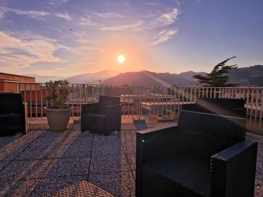 een balkon met uitzicht op de zonsondergang bij Residence Laura in Bordighera