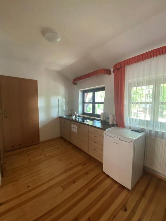 Kuchyň nebo kuchyňský kout v ubytování Ośrodek Wrzosowa Góra - pokoje