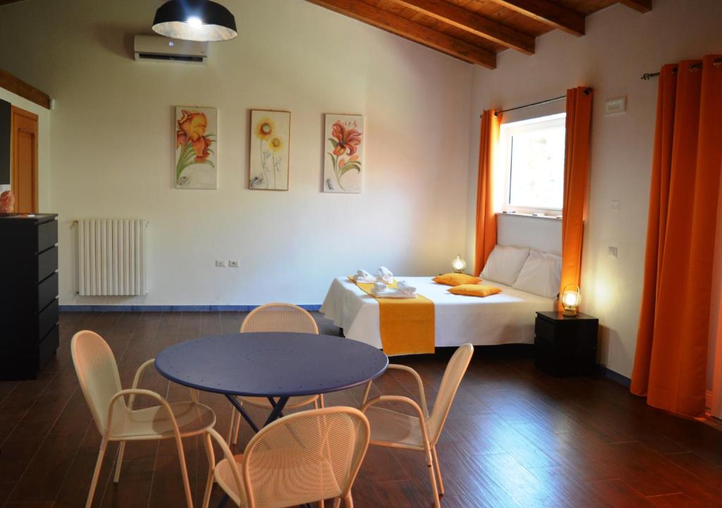 A seating area at Villetta Bianca Pisticci-Matera