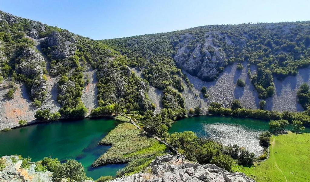 una vista aerea di due laghi in una montagna di Kamp Kanjon Krupa a Golubić