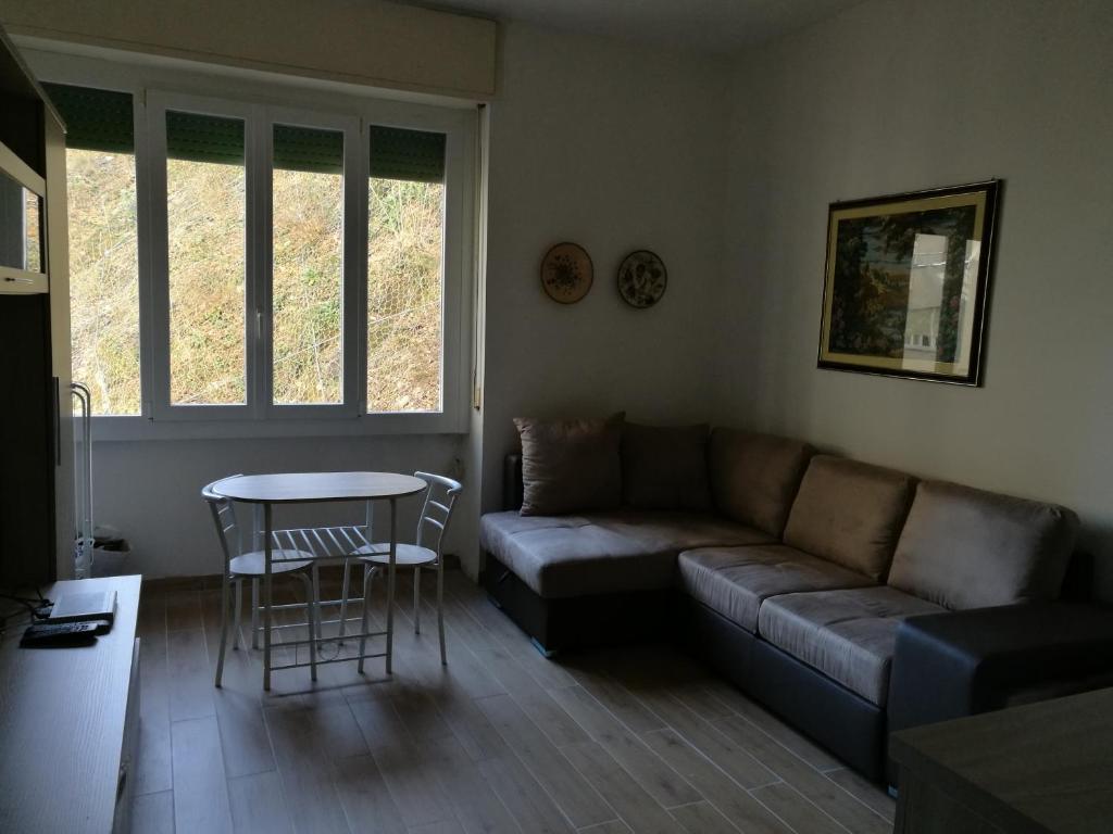 sala de estar con sofá y mesa en Lago di Como lake como con piscina, en Valbrona