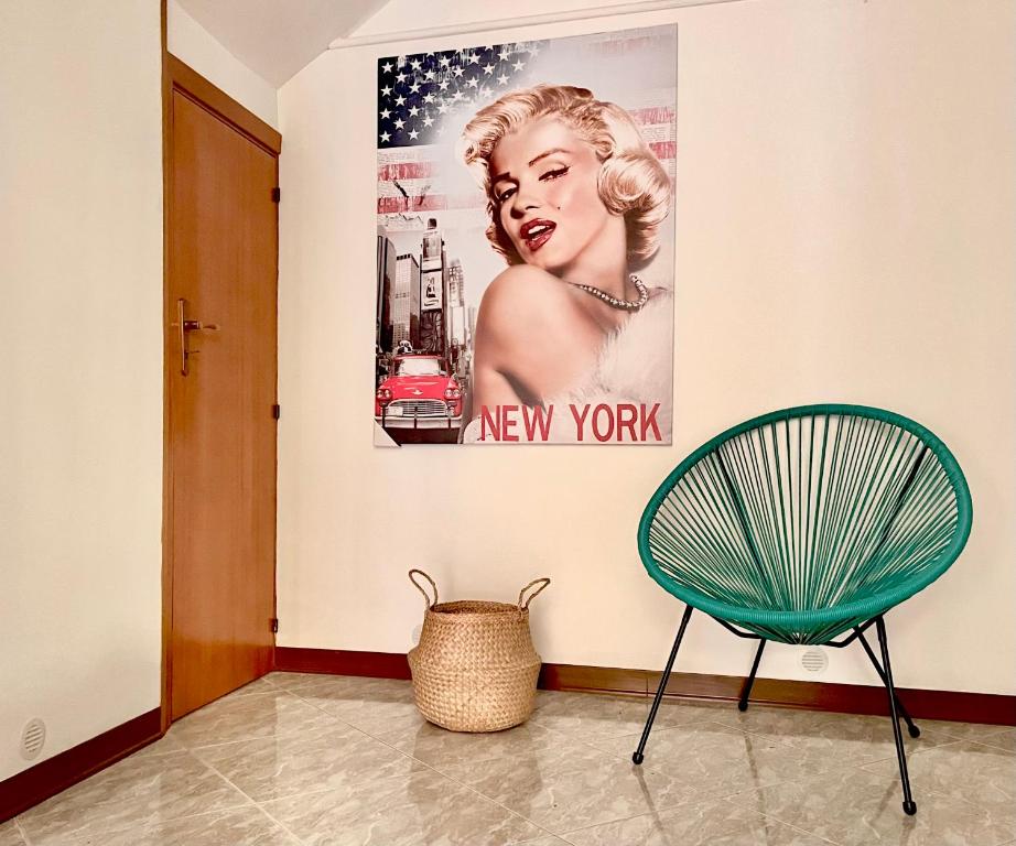 una silla verde y un cartel en la pared en Casa vacanze “U Cavaleri “, en Pozzallo