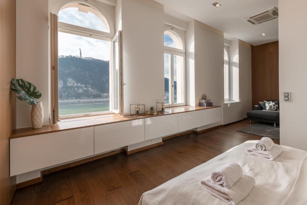 twee bedden in een kamer met twee ramen bij Panorama Luxury Dream Home in The Center in Boedapest