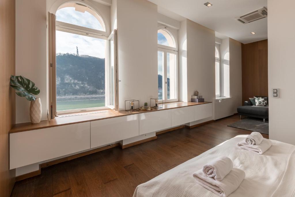 Posteľ alebo postele v izbe v ubytovaní Panorama Luxury Dream Home in The Center
