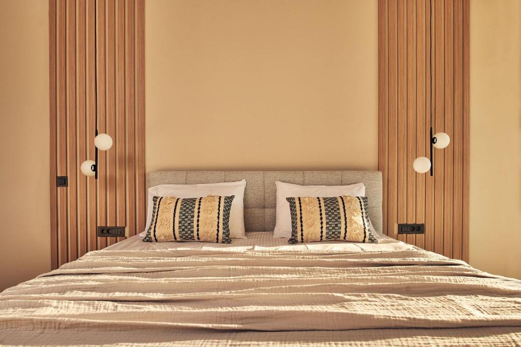 Postel nebo postele na pokoji v ubytování Althea Lavish Estate - Villa & Suite