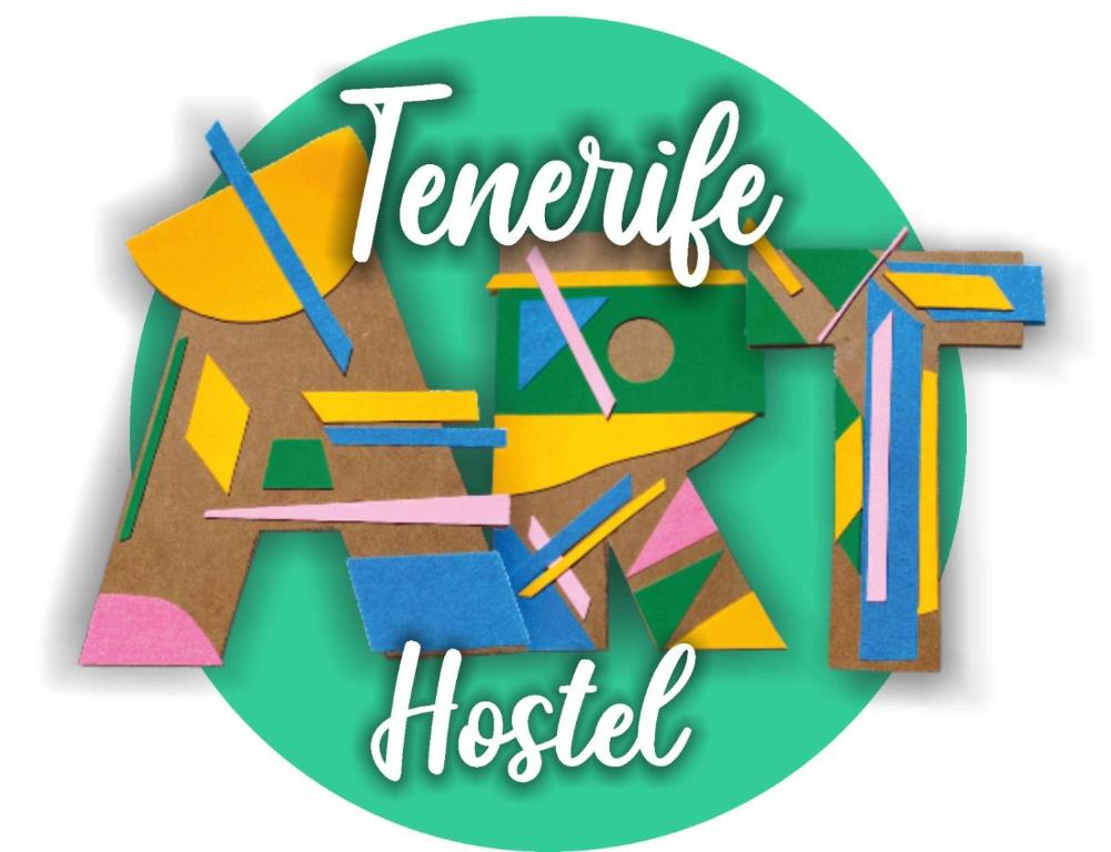 een bord met de woorden verschrikkelijk hostel met kleurrijke papieren bij Tenerife Art Hostel in Santa Cruz de Tenerife