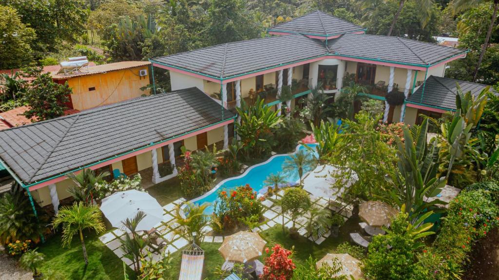 - une vue aérienne sur une maison avec une piscine dans l'établissement COCO Beach Village, à Matapalo