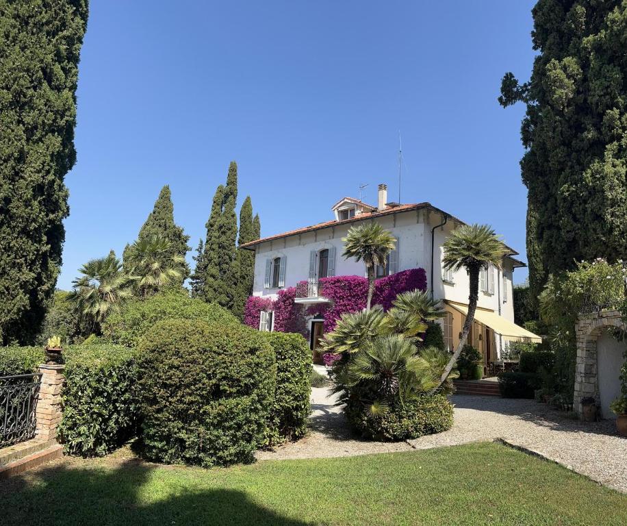 a house with a bunch of trees and bushes at Resort Villa San Luca CITR8031 in Imperia