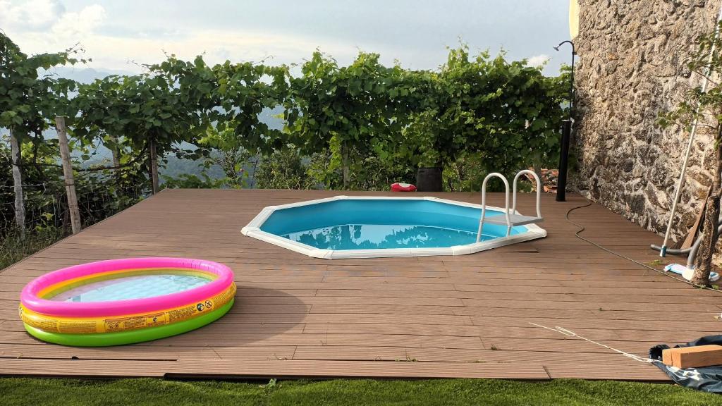 una piscina y un frisbee en una terraza de madera en Alibaba do Gerês, en Ruivães