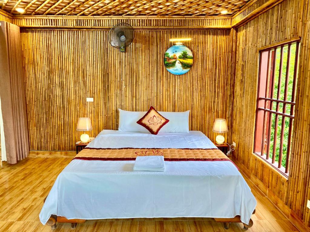 Giường trong phòng chung tại Bamboo Hill Villa