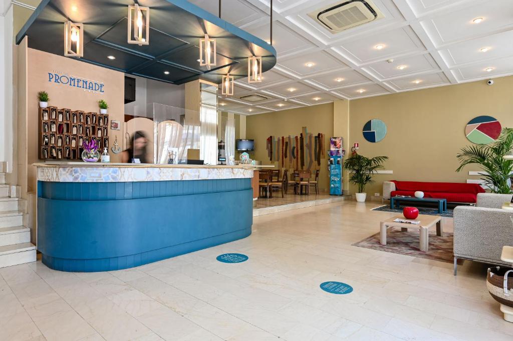 un vestíbulo de un restaurante con barra azul en Amadei Hotel Promenade en Pesaro