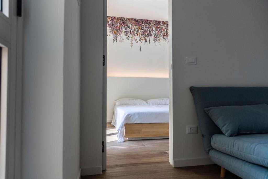 a bedroom with a bed and a window and a couch at DOMUS PINAE Casa vacanze in Pescara