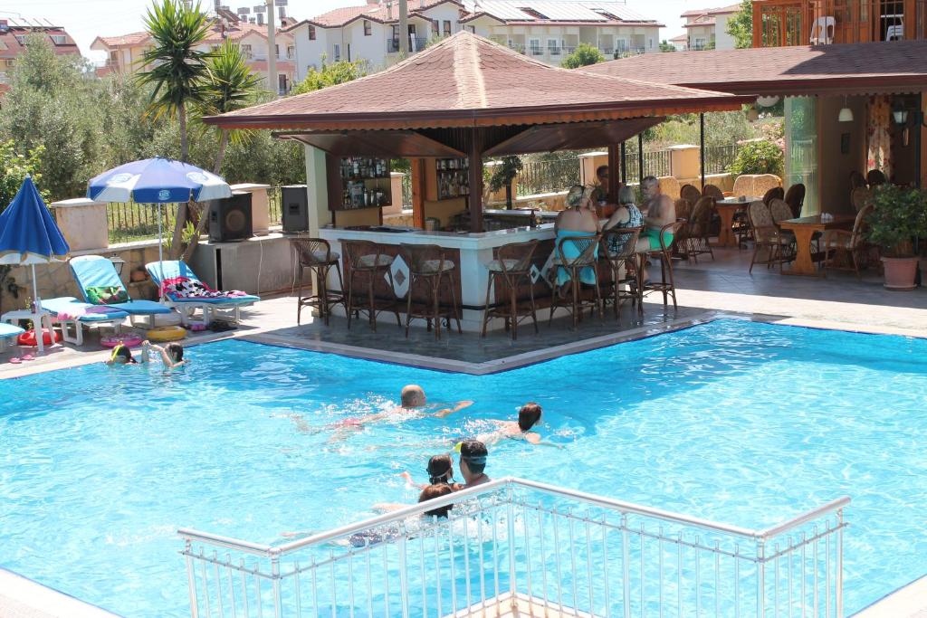 Bazén v ubytování Nar Apart Hotel nebo v jeho okolí