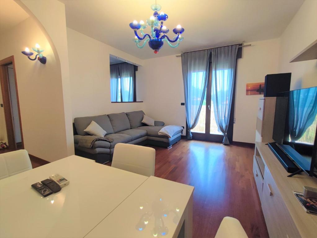 Μια τηλεόραση ή/και κέντρο ψυχαγωγίας στο Fido Home with Lagoon View