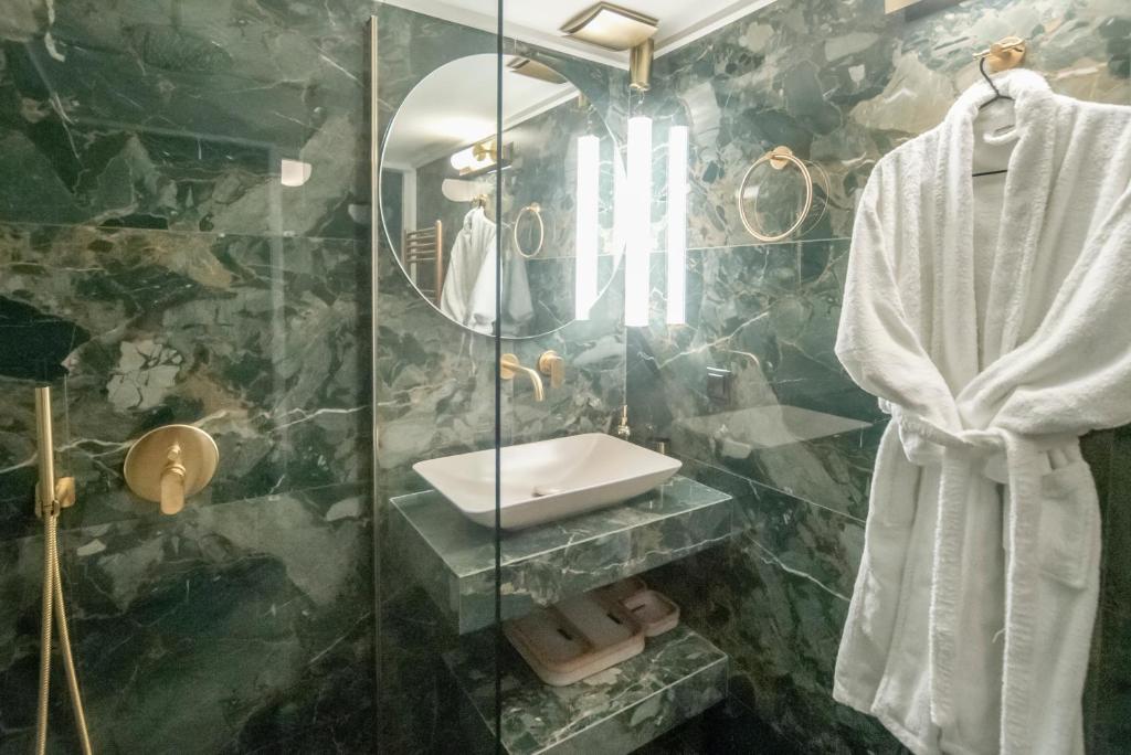 łazienka z prysznicem, umywalką i lustrem w obiekcie Luxury Premium Suite #5 w Chalkidzie