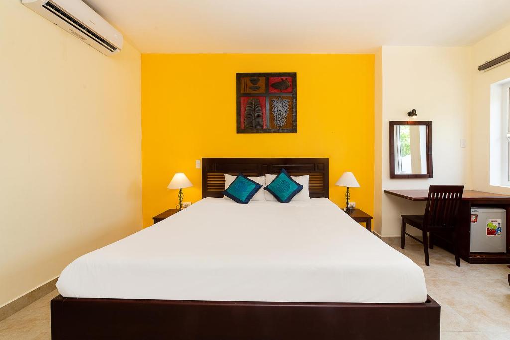 Postel nebo postele na pokoji v ubytování Gold Coast Da Nang Hotel