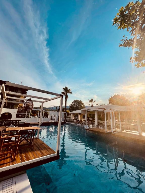 Bazén v ubytování Hotel Afrodite nebo v jeho okolí