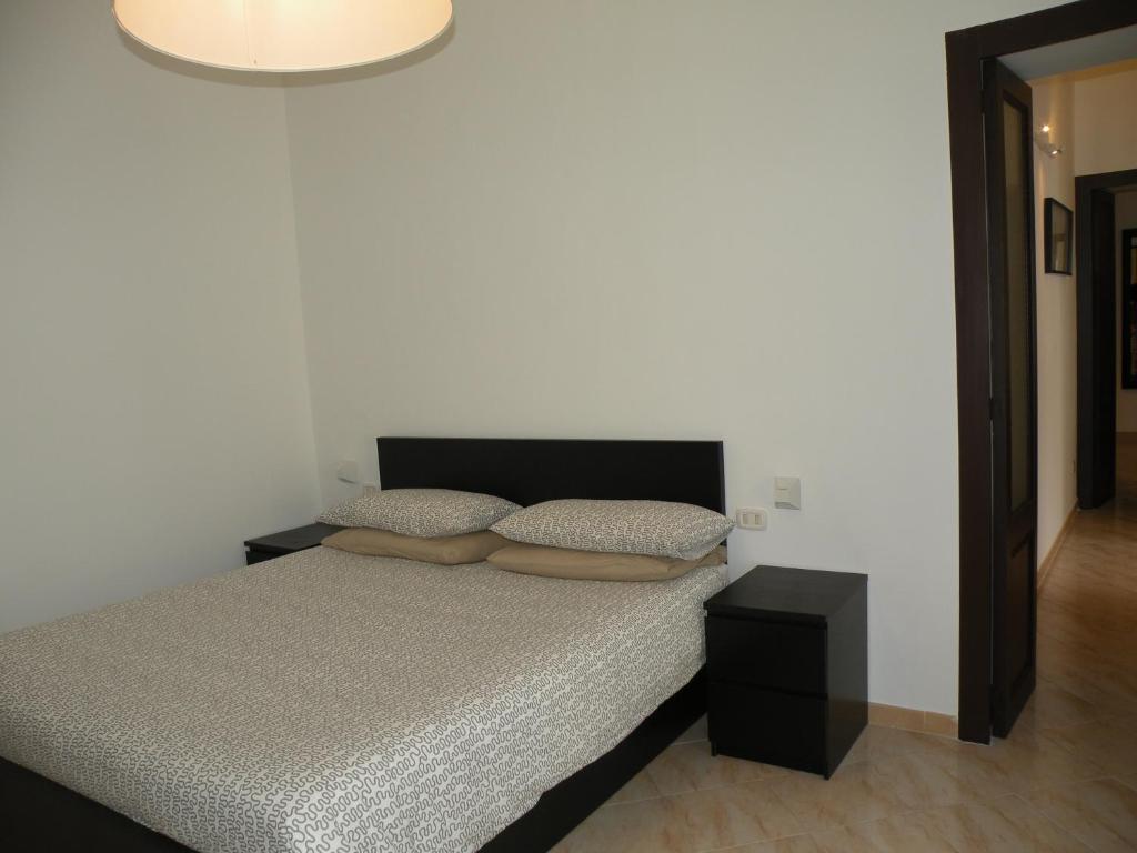 カンネートにあるAppartamenti Holiday Housing Canneto Lipariの白い壁のベッドルーム1室