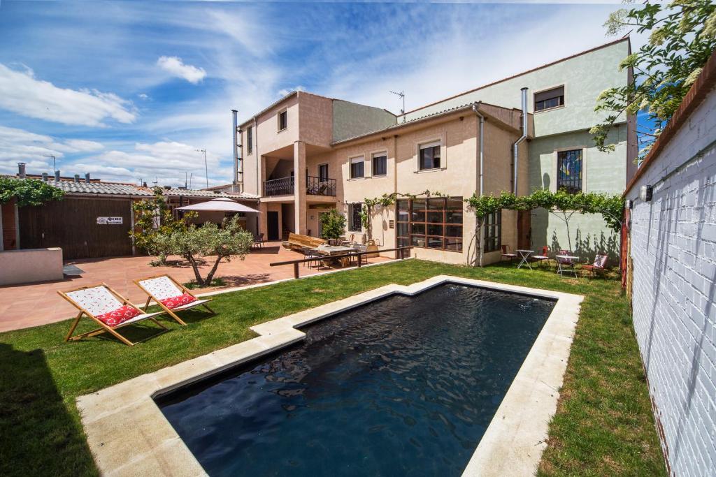 a backyard with a swimming pool and a house at Donde Victor Luna in Granja de Moreruela