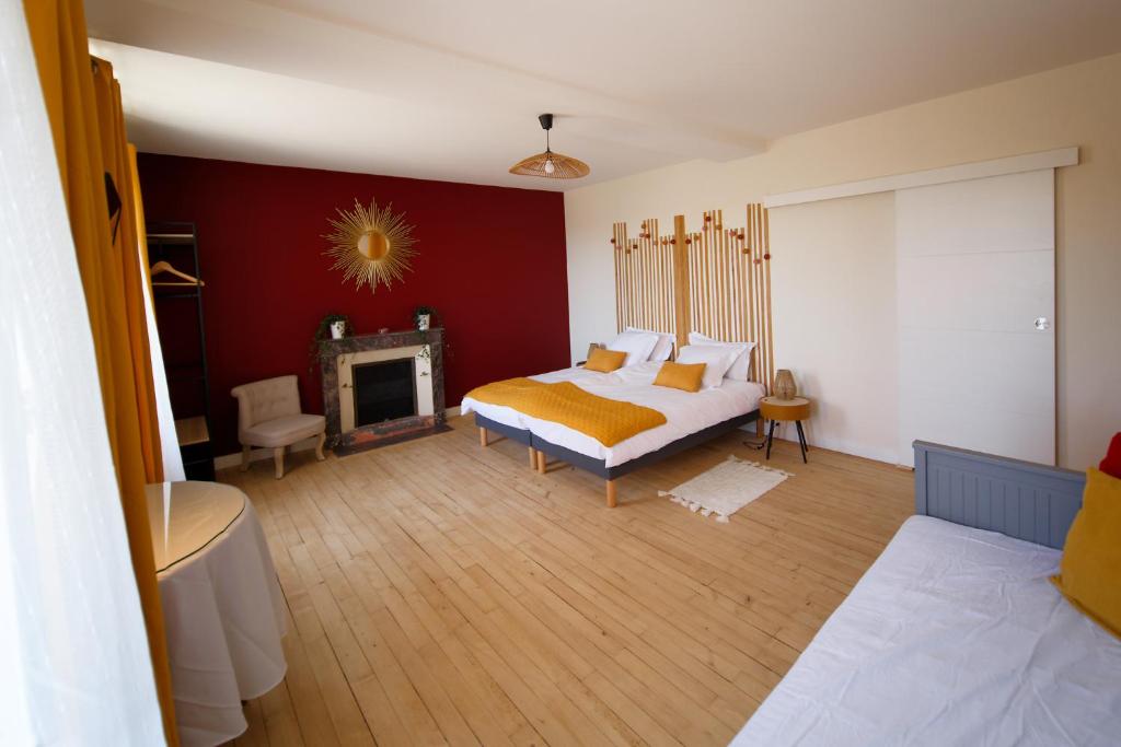 1 dormitorio con 1 cama y chimenea en Les Chambres de la Vallée en Argenton-Château