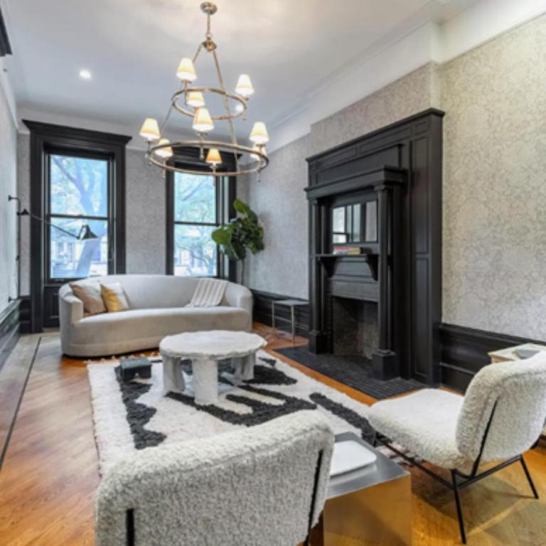 a living room with a couch and a fireplace at Spectacular vacation home with excellent location in New York in New York