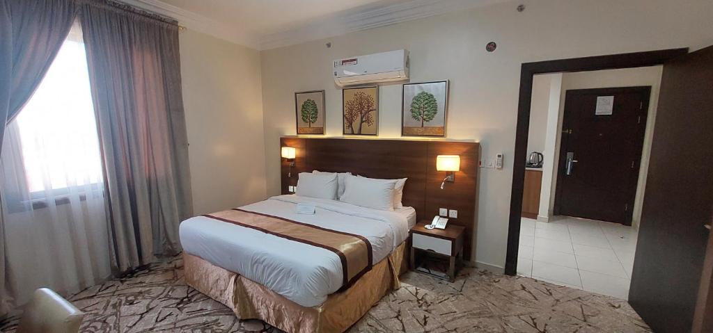 Een bed of bedden in een kamer bij فندق ربوة الصفوة 8 - Rabwah Al Safwa Hotel 8