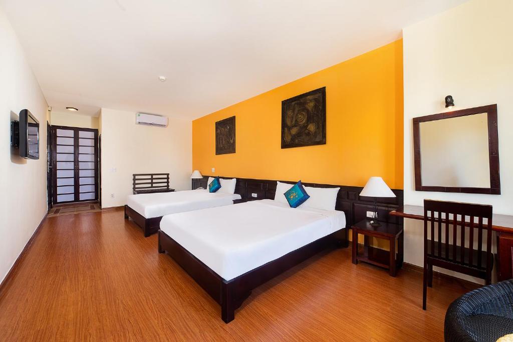 Postel nebo postele na pokoji v ubytování Gold Coast Da Nang Hotel