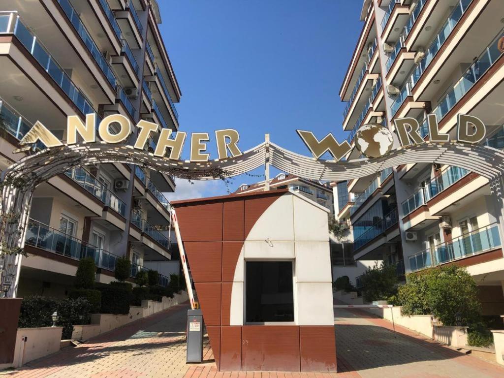 um edifício com um sinal que lê notificador em Apartment 1+1 in ANOTHER WORLD Complex em Alanya