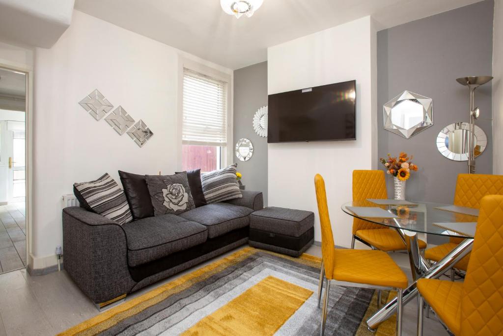 sala de estar con sofá y mesa en Dream Home Estate en Londres