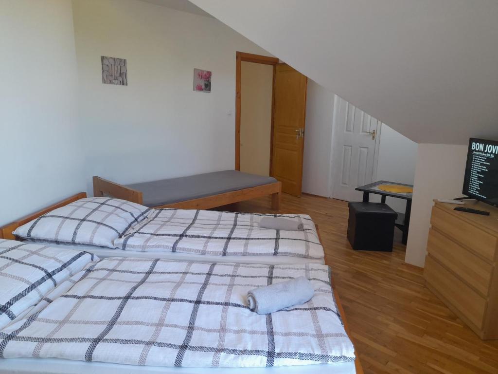 A bed or beds in a room at Anna Vendégház Szeleste