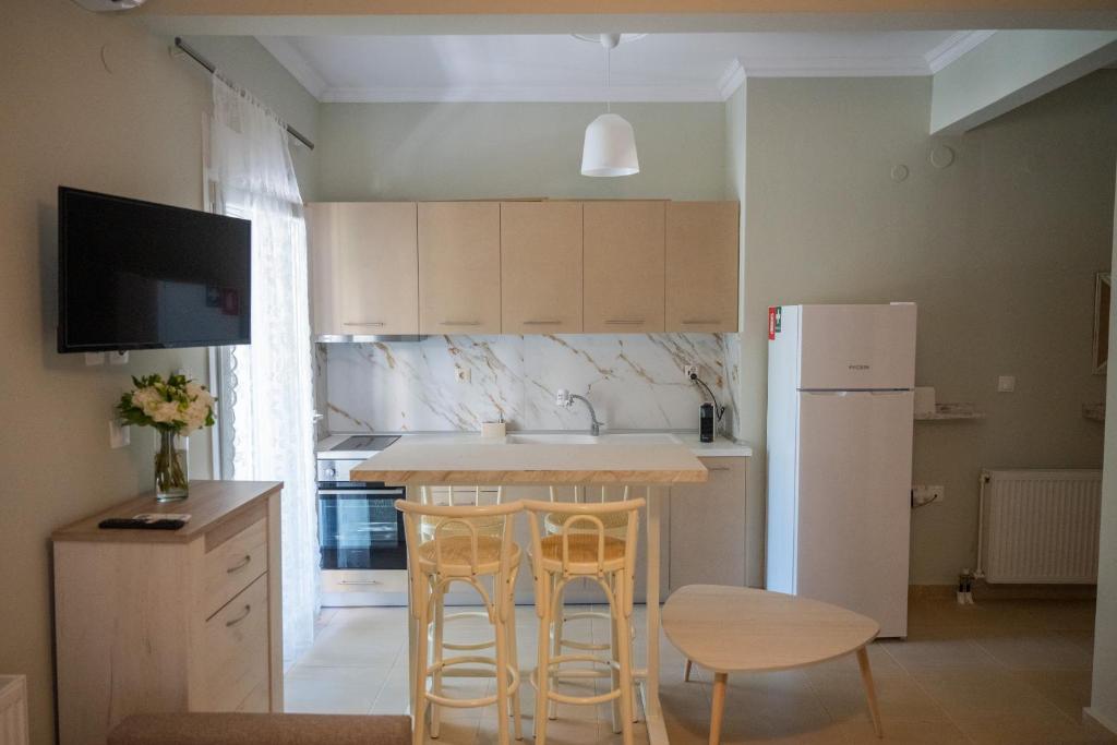 Η κουζίνα ή μικρή κουζίνα στο Zoe Seaview Apartment by RentalsPro - Nea Moudania Halkidiki