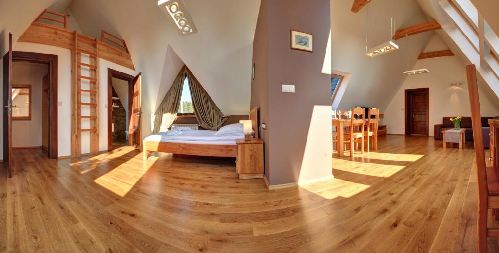 Ένα ή περισσότερα κρεβάτια σε δωμάτιο στο Willa Misiaga Apartamenty