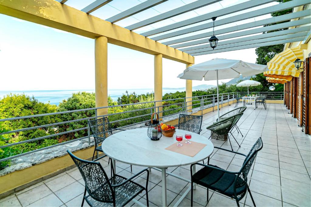 Balkón nebo terasa v ubytování Villa Scheria