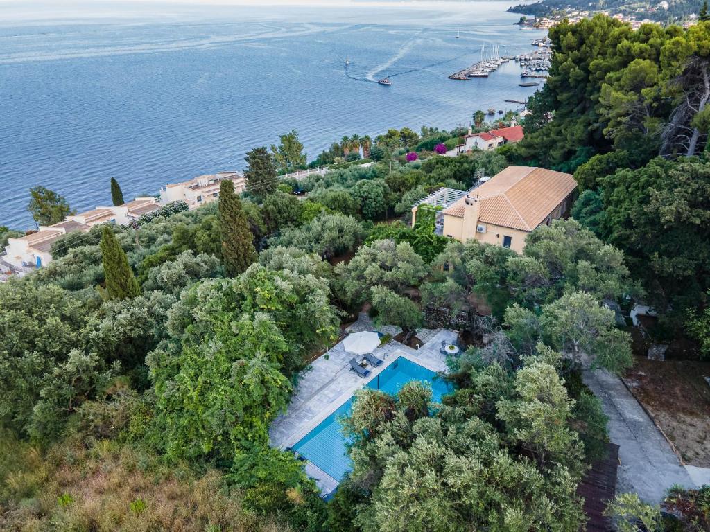 vista aerea su una villa con piscina di Villa Scheria a Benitses